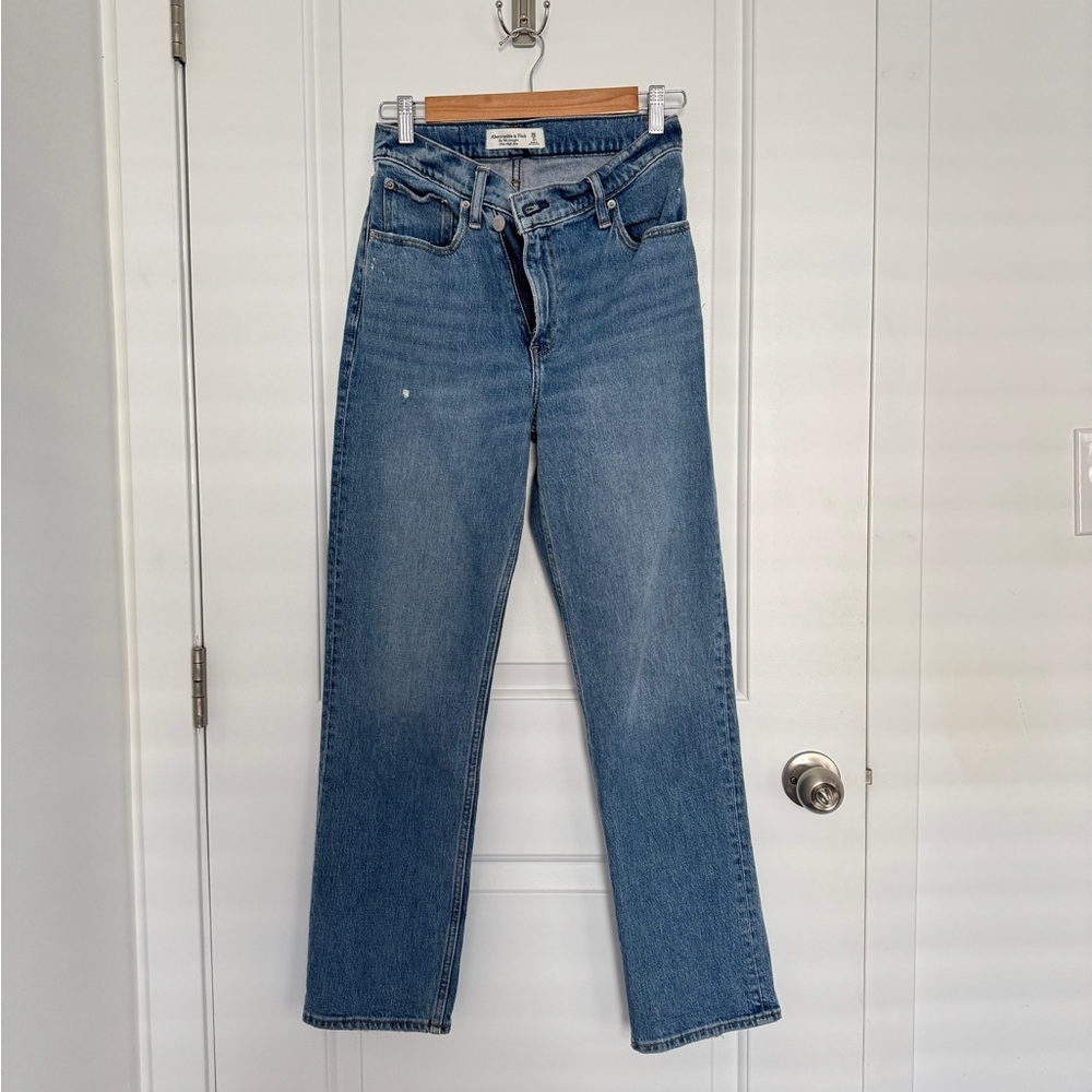 Abercrombie & Fitch 90’s Ultra High Rise Straight Leg Jeans in Medium Wash